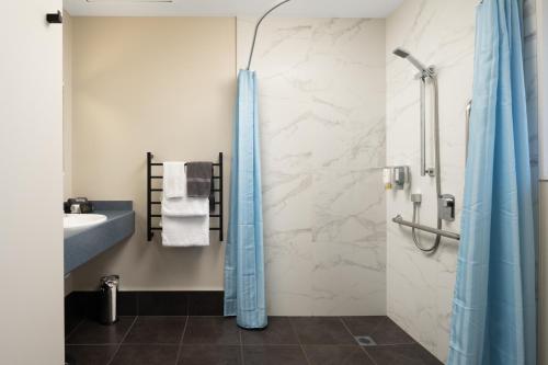 布伦海姆中心球场汽车旅馆的带淋浴和盥洗盆的浴室
