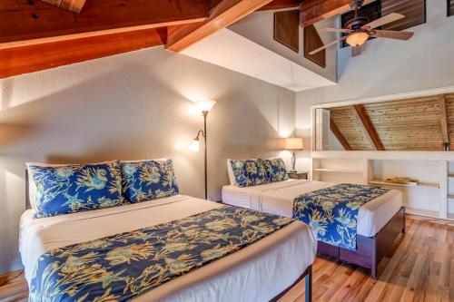 基黑Kihei Resort 202的一间卧室设有两张床和天花板