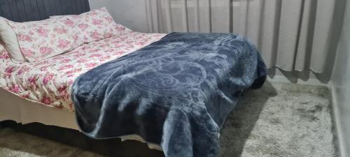 Oulad BouʼabidSimo simom的床上有蓝色毯子