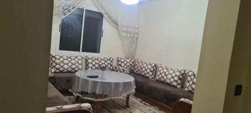 Oulad BouʼabidSimo simom的客厅配有一张沙发和一张桌子