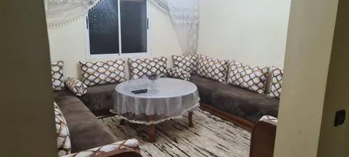 Oulad BouʼabidSimo simom的客厅配有沙发和桌子