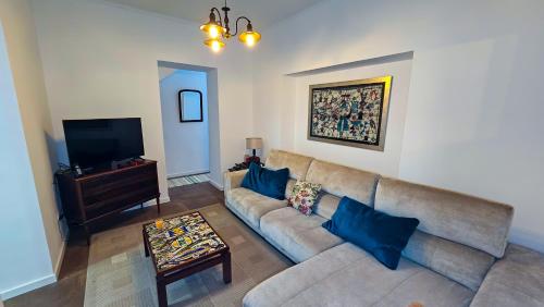 蓬塔德尔加达Casa da Abelheira的带沙发和电视的客厅