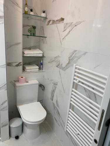 卡尔维COEUR DE CALVI的白色的浴室设有卫生间和架子。
