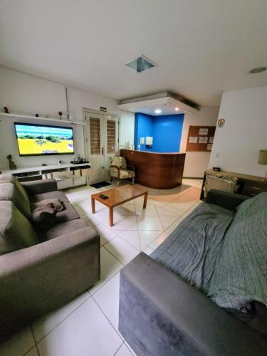 阿雷格里港Man's Place Hostel Masculino的带沙发和平面电视的客厅