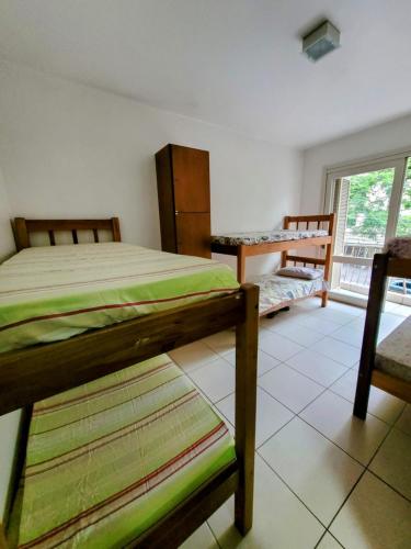 阿雷格里港Man's Place Hostel Masculino的一间卧室设有两张双层床和一扇窗户。