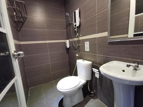 吉隆坡Mozu Hotel Sri Hartamas的一间带卫生间和水槽的浴室