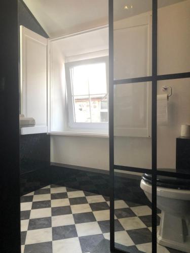 多尔盖罗Ty Cwtch的浴室铺有黑白格子地板。