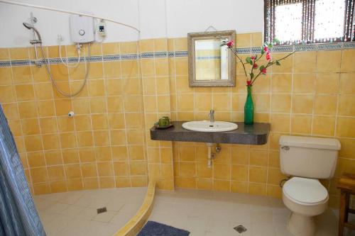 BuenavistaVilla Elena Guimaras的一间带卫生间和水槽的浴室
