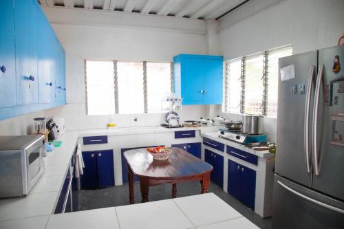 BuenavistaVilla Elena Guimaras的厨房配有蓝色橱柜和桌子