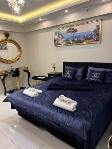 伊斯坦布尔Deluxe suite golden horn的一间卧室配有蓝色的床和毛巾