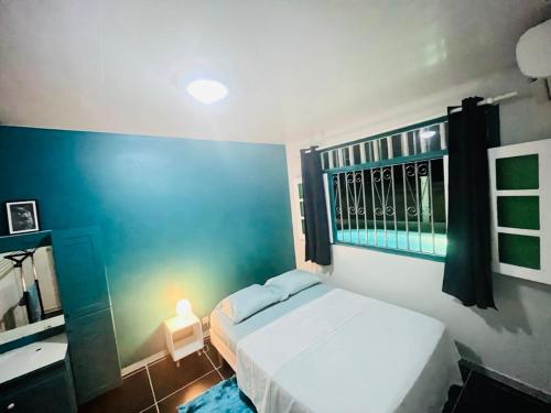 库鲁Sermie T2 climatisé avec piscine的卧室配有白色的床和窗户。