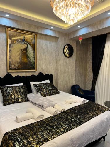 伊斯坦布尔Luxury Suite Golden Horn的一间卧室配有一张大床和一个吊灯。