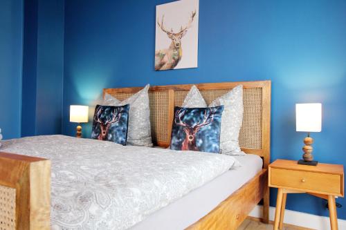 杜伊斯堡SECRET HIDEAWAYS Wood Lodge mit Kinderzimmer Messe l City l Flughafen l Hbf的一间卧室配有一张蓝色墙壁的床