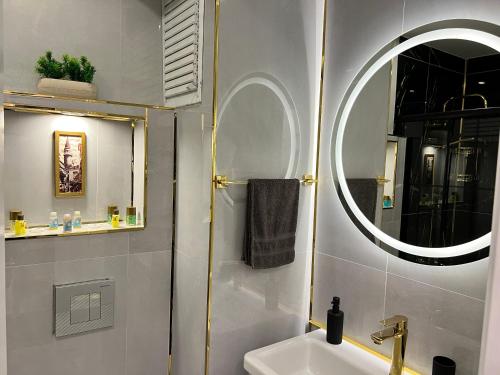 伊斯坦布尔Luxury Suite Golden Horn的一间带水槽和镜子的浴室