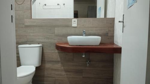 佩尼亚Savanna Suites - Beto Carrero的一间带水槽和卫生间的浴室