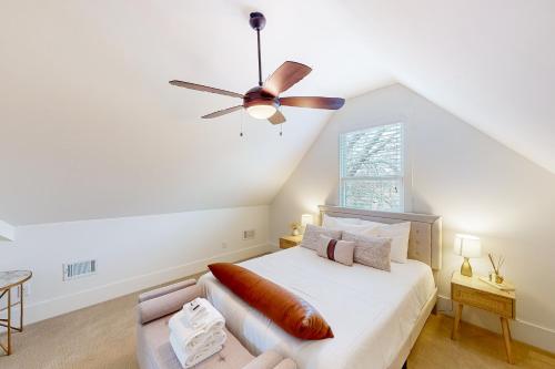纳什维尔Oakley Hollow的一间卧室配有一张床和吊扇