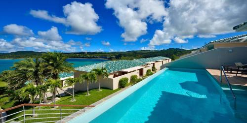 恩纳冲绳东方丘陵度假村的享有度假村泳池美景