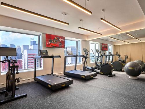 新加坡Ibis Singapore on Bencoolen的大楼内带跑步机和椭圆机的健身房