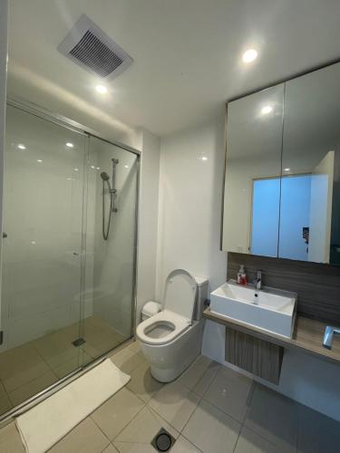 RiverwoodEntire 2 bedrooms Security Apartment的浴室配有卫生间、盥洗盆和淋浴。