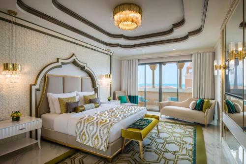 阿布扎比Rixos Premium Saadiyat Island - All Inclusive的一间卧室配有一张大床和一张沙发