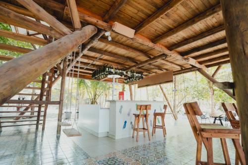 伯里塔卡La Mar de Bien的木天花板和桌椅的房间
