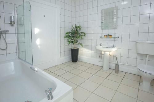 哈特尔普尔贝斯特韦斯特大酒店的白色的浴室设有水槽和卫生间。