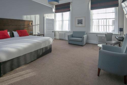 哈特尔普尔贝斯特韦斯特大酒店的一间卧室配有一张大床和一把椅子