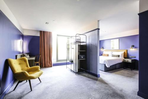 利物浦Ropewalks Hotel - BW Premier Collection的配有一张床和一把椅子的酒店客房