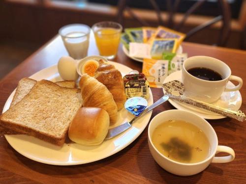高山哈娜酒店的桌上的早餐食品,包括烤面包和咖啡