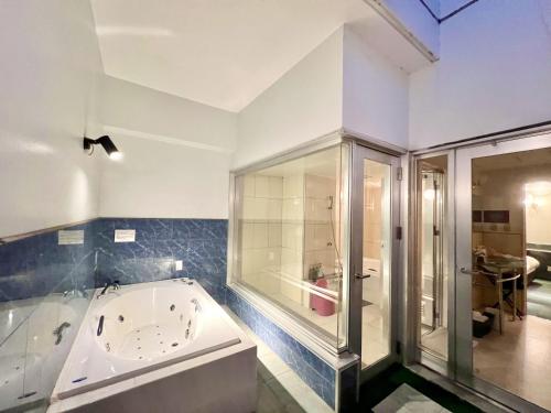 武雄市SKY Lmine Takeo LOVEHOTEL的大型浴室设有浴缸和淋浴。