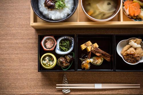 KinosakiSumihei Bettei Toki Toki的木桌上的一盘带筷子的食物