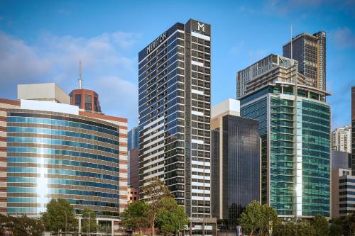 悉尼悉尼北部美利通公寓式酒店的城市中一群高大的建筑
