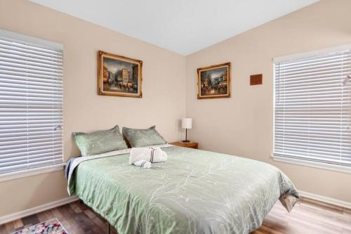 圣安东尼奥3b1b with private backyard的一间卧室设有一张大床和两个窗户