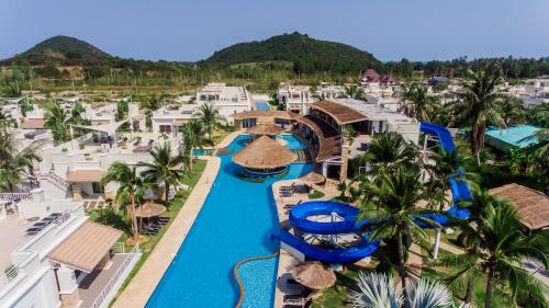 三百岭东方海滩明珠度假酒店的享有度假村游泳池的空中景致