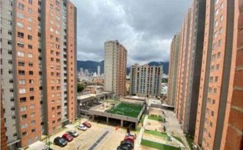 波哥大Apartamento zona central - paloquemao的城市空中景观高楼