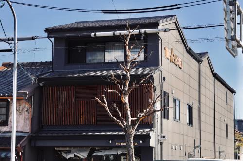 京都THE ROOT2 HOTEL的前面有棵树的建筑