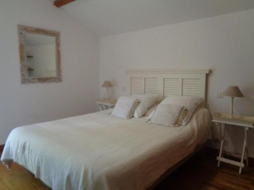 阿卡雄Villa Arcachon, 6 pièces, 10 personnes - FR-1-374-12的白色卧室配有一张带枕头的大白色床