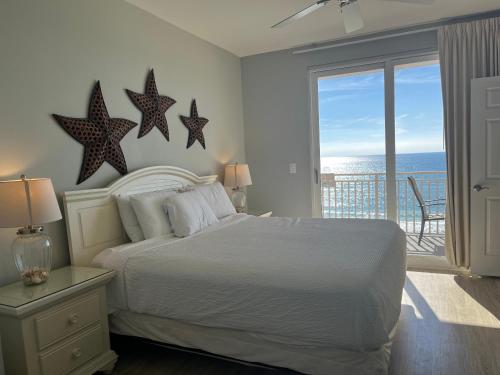 巴拿马城海滩Panama City Beach Ocreanfront 2BR in Splash Resort 402W的卧室配有一张墙上的星星床