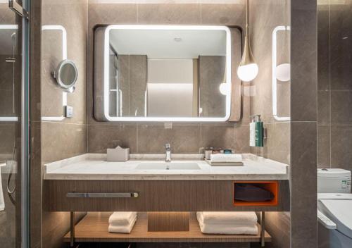 重庆重庆南岸希尔顿惠庭酒店的一间带水槽和镜子的浴室