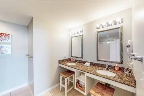 巴拿马城海滩Panama City Beach Ocreanfront 2BR in Splash Resort 402W的浴室设有2个水槽和镜子