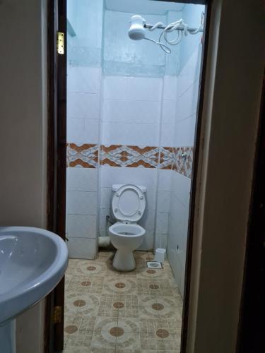 BometLa Ribera Cosy Homes的一间带卫生间和水槽的浴室