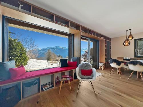 克莱恩 蒙塔纳Mirador Lodge - Crans Montana - Swiss Alps的客厅设有美景大窗户