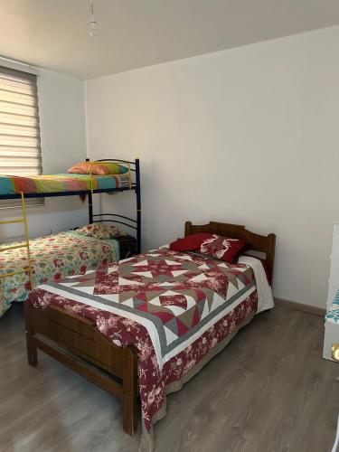 阿里卡Casa cómoda, grande y agradable.的一间卧室配有两张双层床。