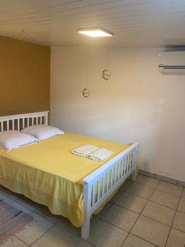 Rémire-CampT2 calme à Remire-Montjoly的一间卧室配有一张大床和毛巾