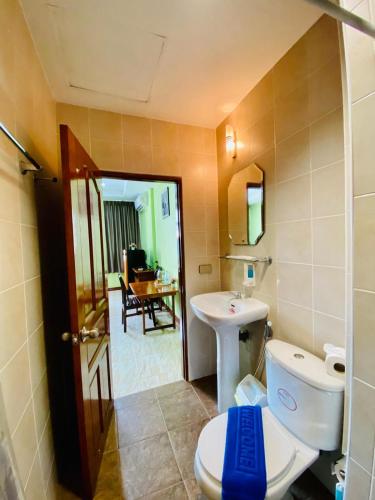 卡塔海滩BT hotel Kata Beach的一间带卫生间和水槽的浴室