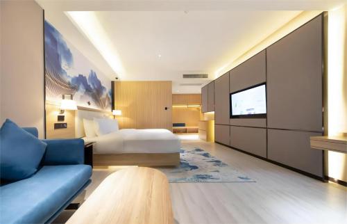 广州广州雅阁澳斯特酒店(白云国际机场人和地铁站店)的一间酒店客房,配有一张床和一台电视