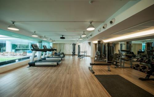 曼谷曼谷利特酒店的健身房,配有一排跑步机和机器