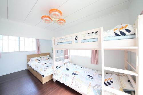 小樽Sungarden - Vacation STAY 95967的一间卧室设有两张双层床和天花板
