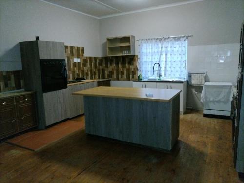博福特西Karoo C的一间厨房,房间中间有一个岛屿