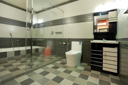 安巴拉瓦亚尔Loreal Luxury Holiday villa的一间带卫生间和淋浴的浴室